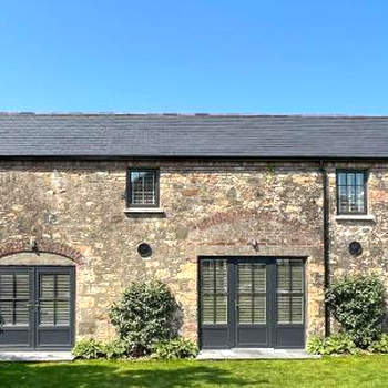 Converted Victorian Coach House with Hot Tub