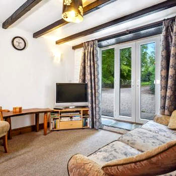 Pass the Keys Cosy 3 Bedroom Barn Conversion with pool