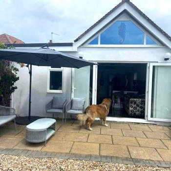 Pet friendly unique 4-Bed Bungalow in Porthcawl