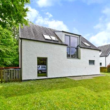 Cheerful Stays: 4 Bedroom Cottage in Arrochar