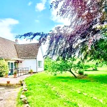 THREE BEDROOM Rural, relaxing and peaceful,DOGS welcome!