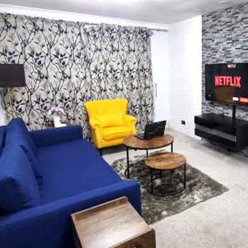 Spacious Large House - Very close to M1 - Walking distance to L&D Hospital - Contractor Friendly - Large groups
