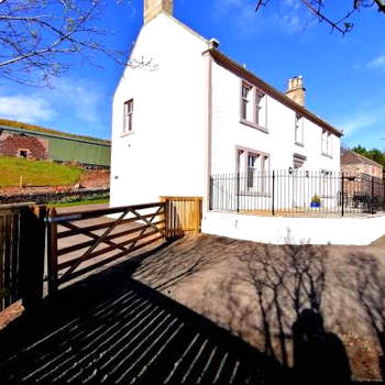 Balmeadowside Farmhouse with Hot Tub