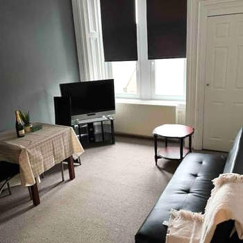 Centrally located 1 bed flat with furnishings & white goods.