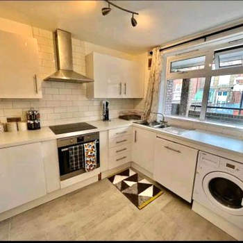 Lovely 2BR Suite in Bow, E3