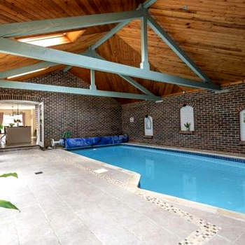 Large coastal cottage, private indoor pool, hut tub, sauna and steam pod