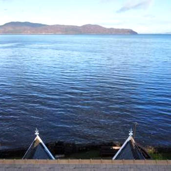 Carnmhor, Isle of Skye - Stunning 242 year old cottage on its own sea shore!