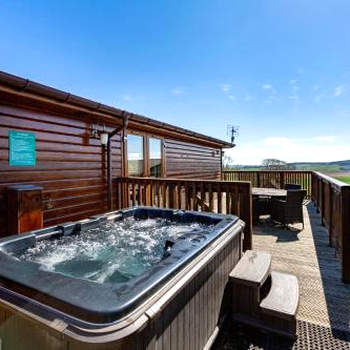 Woodpecker Lodge with Hot Tub