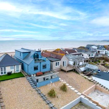 Beach View Breeze Family Holiday Home on the Shore