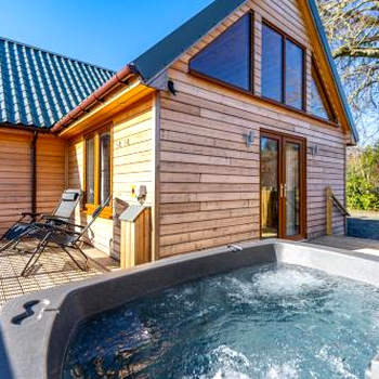 Roe Deer Lodge with Hot Tub