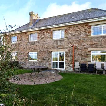 WALK TO THE BEACH, spacious cottage with sea views