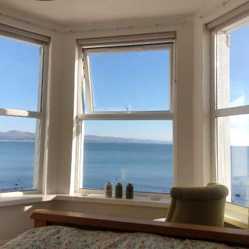 Bay View, Sleeps 18, 7 Bedrooms, 7 Bathrooms, Seafront, Criccieth