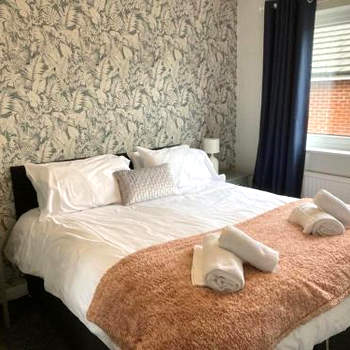 Modern cosy home sleeps 6 with parking nr Preston