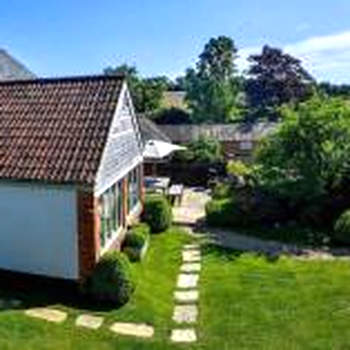 Elliotts Barns - with hot tubs, close to coast