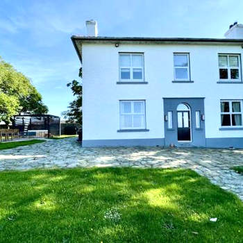 Luxurious Manor House with Sea Views - Sleeps 10