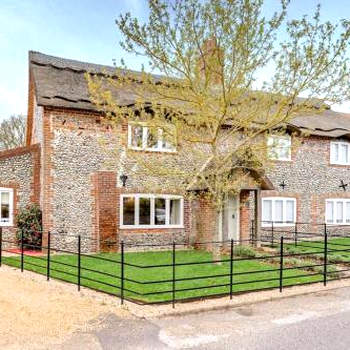 Miller Retreat Stunning thatched cottage with garden and parking